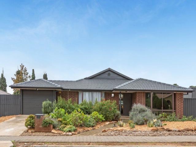 STUNNING, STYLISH 3 BEDROOM FAMILY HOME!