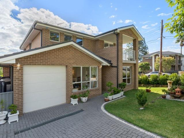 Stunning Sunlit Duplex with Convenient Locale