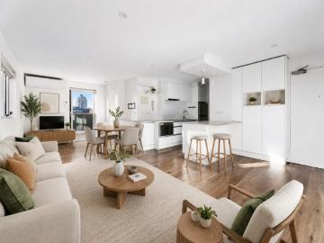 Stunningly Renovated 2 Bedroom Apartment in Prime Carlton Location!