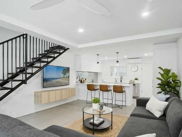 STUNNINGLY RENOVATED TOWNHOUSE CLOSE TO ALL AMENITIES