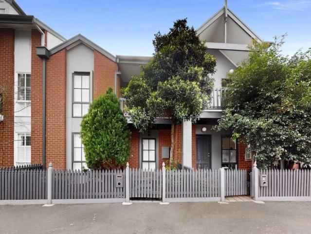 Stunningly Renovated Townhouse in the Heart of Kensington