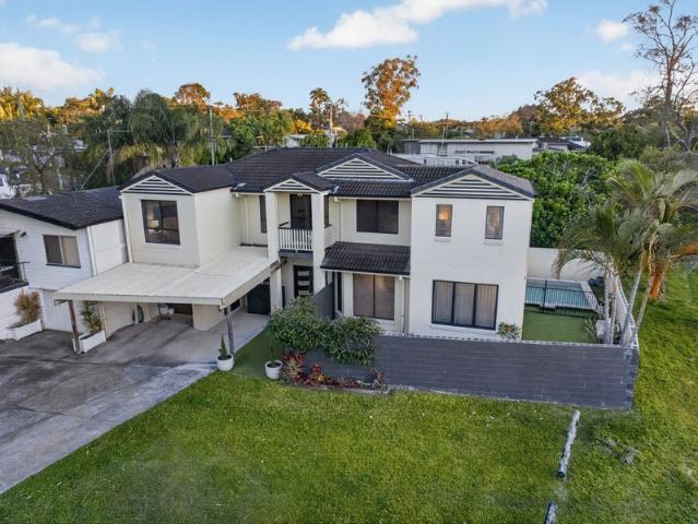 Stunningly renovated Stand Alone House With Pool Overlooking Park