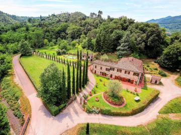 Stupenda tenuta con parco piscina campo da tennis sulle coll. 900m² Lucca