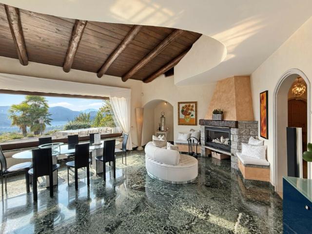 STUPENDA VILLA DI 5.5 LOCALI VISTA LAGO CON PISCINA A PURA