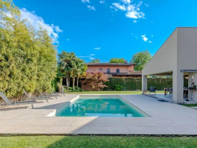 STUPENDA VILLA DI 7.5 LOCALI CON PISCINA A MAGLIASO