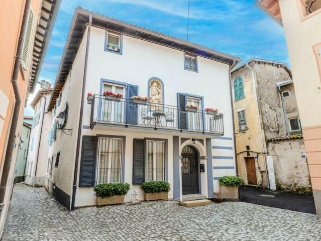 STUPENDA E AMPIA VILLA DI CHARME DI 5.5 LOCALI A MELIDE