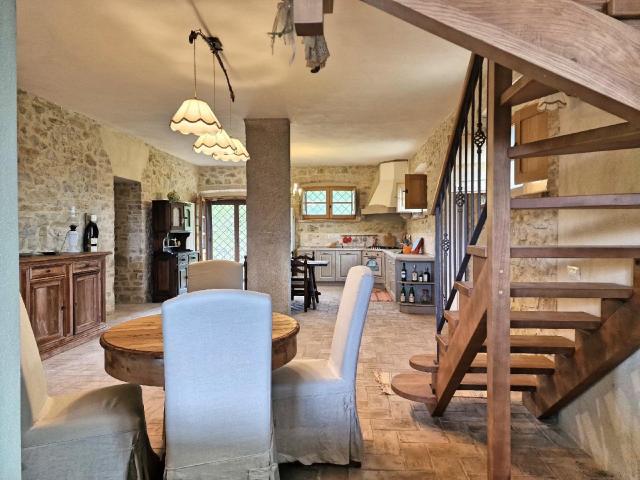 Stupendo Casale Dei Primi Del '900 Ristrutturato In Pietra 245m² Todi