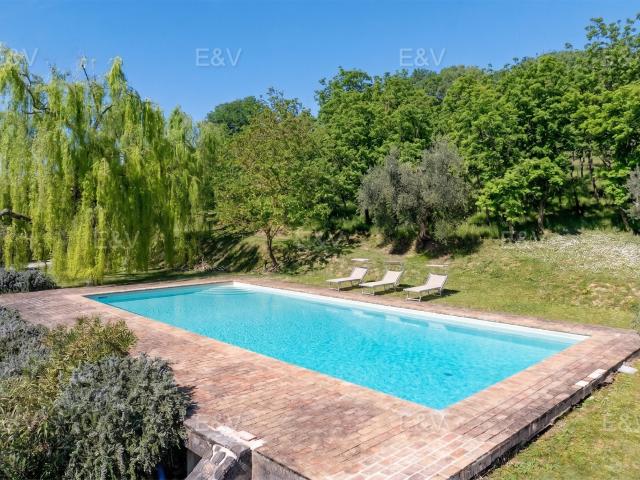 Stupendo casale di charme con piscina e vista sui monti 500m² Perugia
