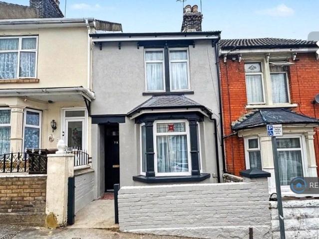 Sturla Road, Chatham, ME4 3 bed terraced house to rent £1,500 pcm £346 pw