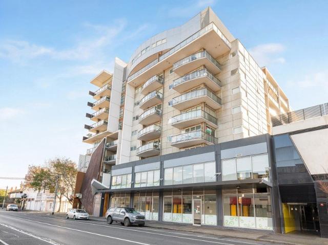 Style with Sweeping Views in the Heart of Footscray