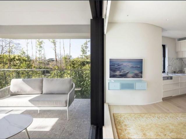 Style and Convenience with Harbour Views