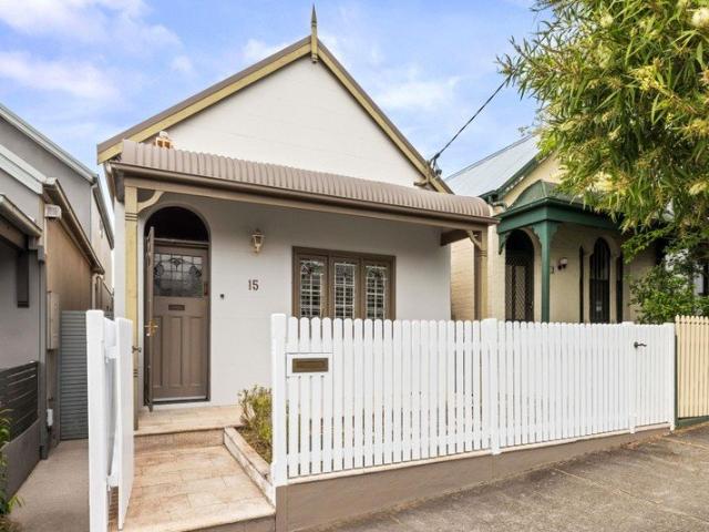 Style, Light and Quality in a Freestanding Home