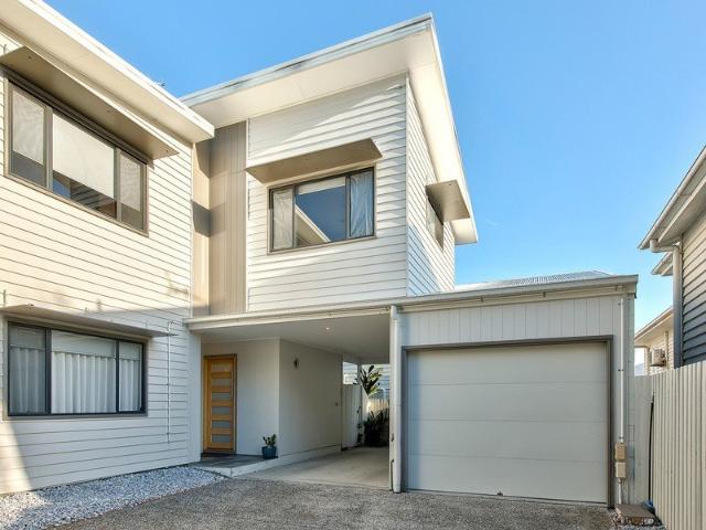 STYLE MEETS SIMPLICITY FREEHOLD TOWNHOUSE!