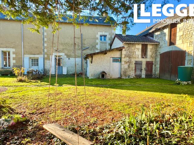 Style petite maison de Maître en pierre, dans un village du Sud Val de Loire, nombreuses dépendances, un puits