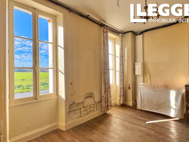 Style petite maison de Maître en pierre, dans un village du Sud Val de Loire, nombreuses dépendances, un puits