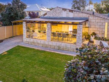 STYLE & PRIVACY IN A RIVERSIDE LOCATION