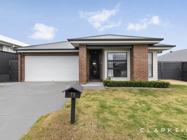 STYLE, QUALITY & MODERN FAMILY LIVING IN CHISHOLM!