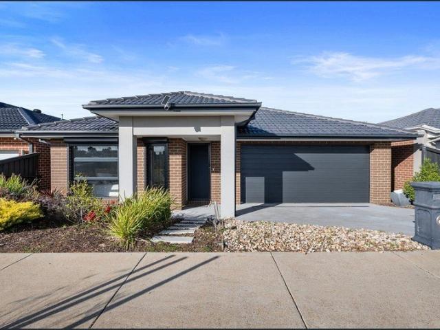 Style, Space & Views 4 Bedrooms in Bacchus Marsh