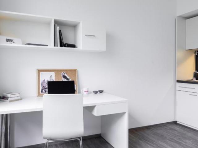 Stylisch und voll möbliert: Apartment zur All In Miete in Frankfurt mit Gym