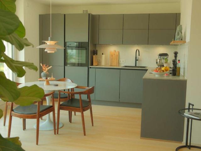 Stylische 3 Zimmer Wohnung mit 2 Bädern, Balkon, Aufzug und 2 TG Stellplätzen