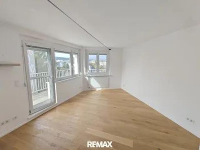 stylische 55m² Dachgeschosswohnung | 2 Zimmer | 23m² Terrasse mit Süd West Blick | Klimaanlage & Außenjalousien