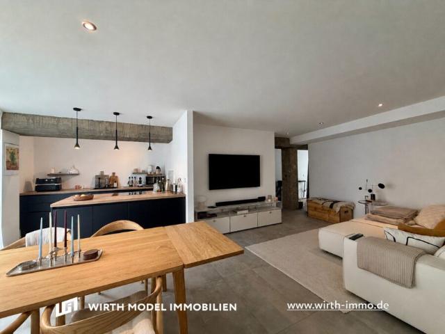 Stylische Drei Zimmer Loftwohnung in zentraler Innenstadtlage mit Stellplätzen