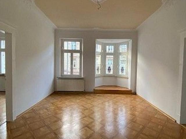 Stylischer Altbau 4 Zimmer Wohnung mit Balkon und vielen kleinen Details