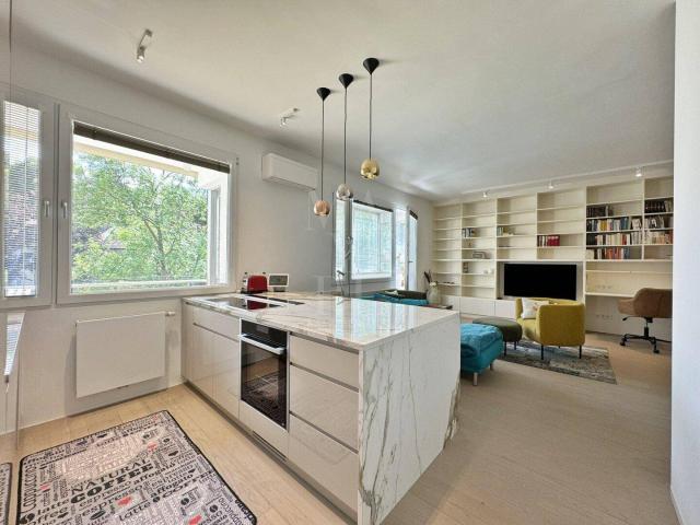 Stylisches Studio mit Balkon & Wintergarten
