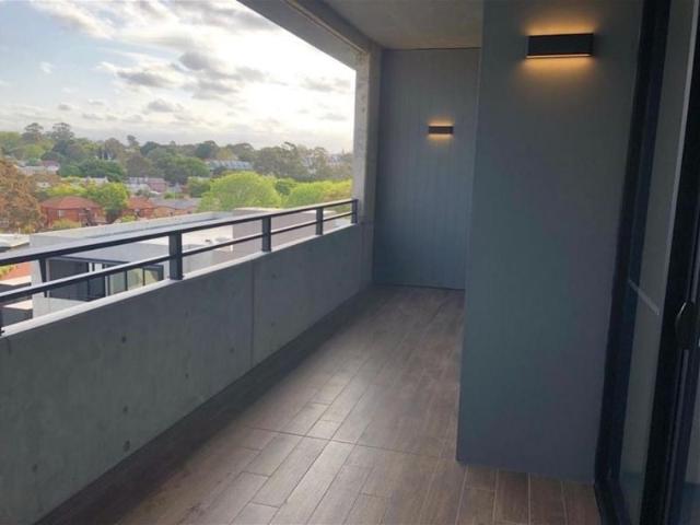 Stylish Modern 2 Bedroom with Parking in a Prime City Fringe Location