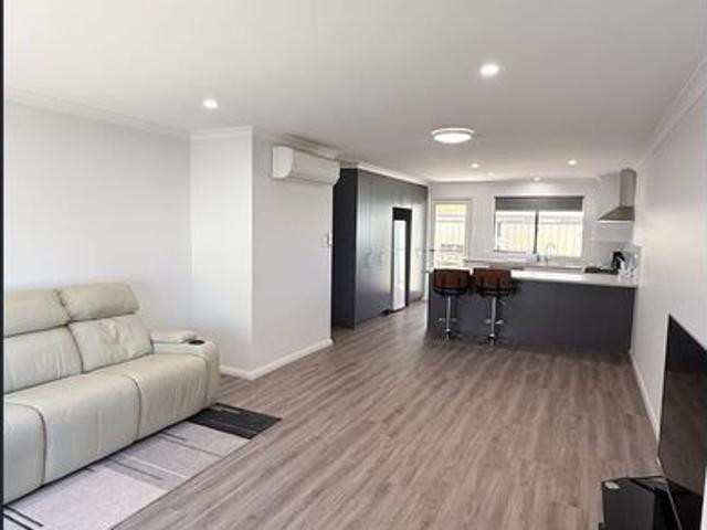 Stylish & Modern 2 Bedroom Unit in Prime Location!