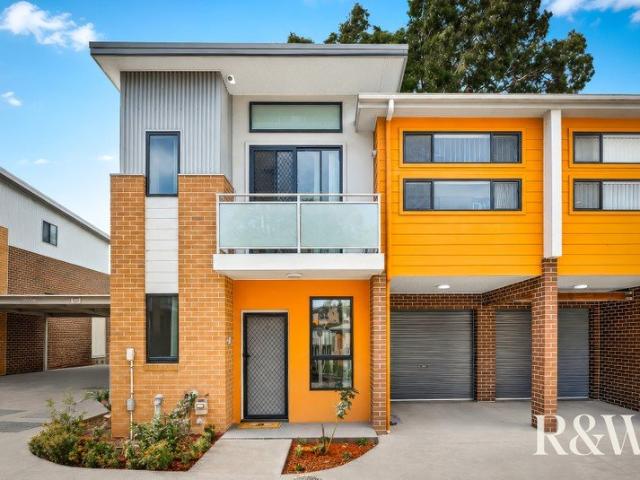 Stylish & Modern Townhouse in Sought After North Rooty Hill Walk to Train Station