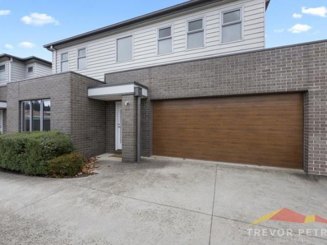 Stylish Modern Townhouse in Sought After Soldiers Hill