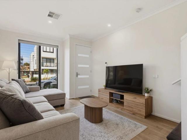 Stylish Modern Townhouse in West Lakes