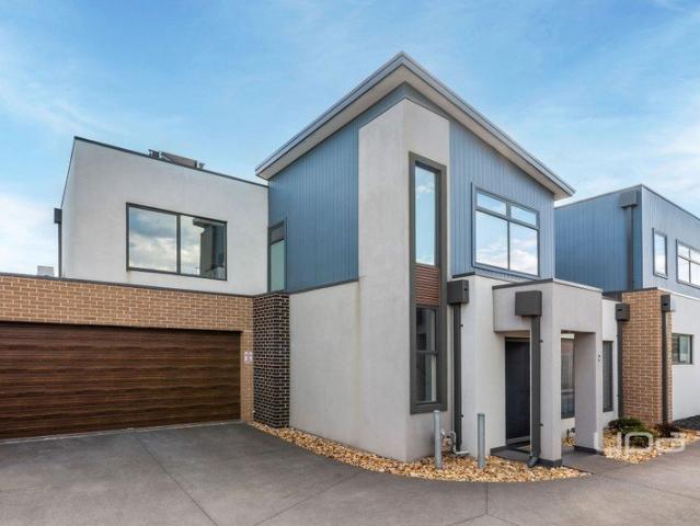 Stylish Modern Townhouse Just 500m From The Beach!