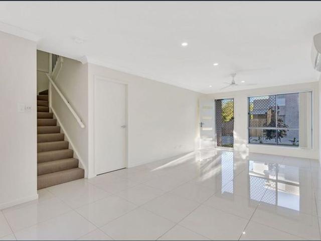 Stylish & Modern Townhouse Living in the Heart of Pimpama