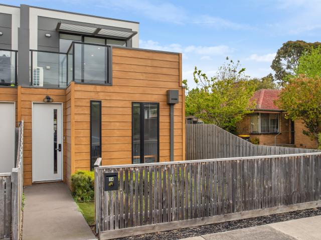 Stylish Modern Townhouse – Surreal Property Group