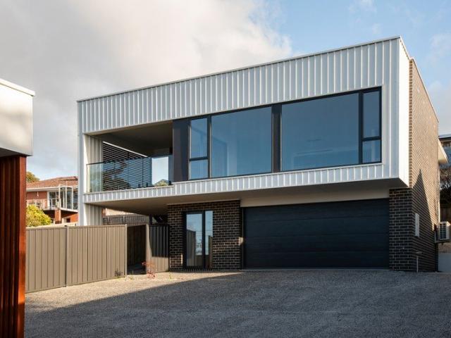 Stylish, modern townhouse with views