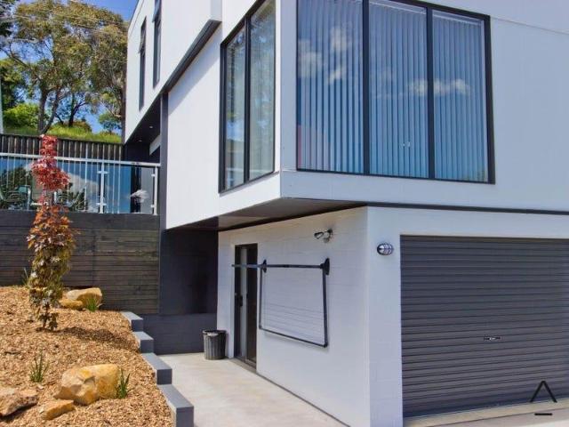 Stylish & modern townhouse with views