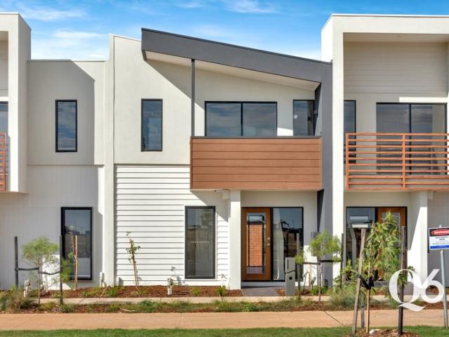 Stylish & Modern Townhouse with Balcony, Study Nook & Double Garage