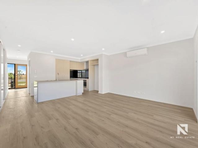 Stylish & Modern Townhouse with Balcony, Study Nook & Double Garage