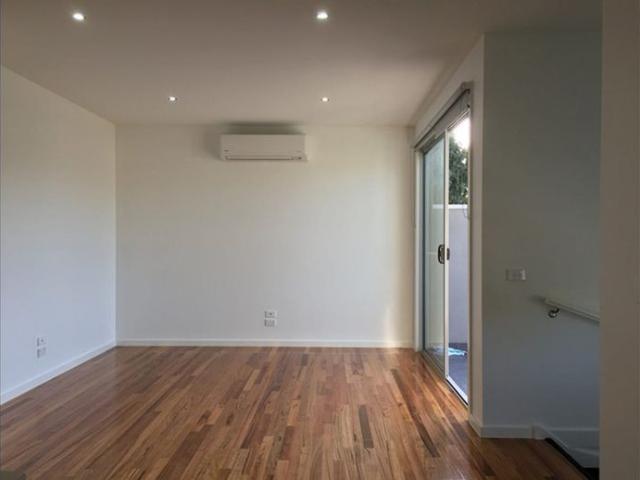 Stylish & Modern Townhouse with Spacious Living