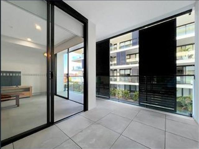 Stylish & Modern Apartment | Walk to Gosford Waterfront!