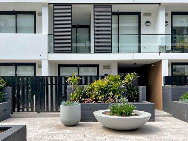 Stylish & Modern Apartment | Walk to Gosford Waterfront!