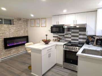 Stylish & Modern Condo FREE Parking & EV Charger