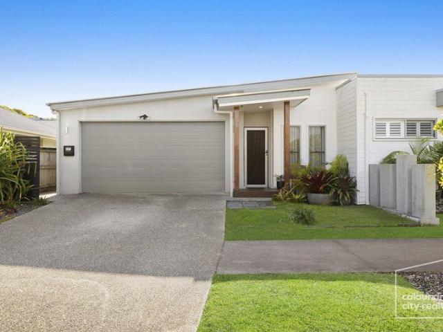 Stylish Modern Duplex Close to Beaches, Shops & Schools