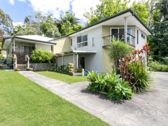 Stylish Modern Duplex: Mountain Views + Walk to Town!