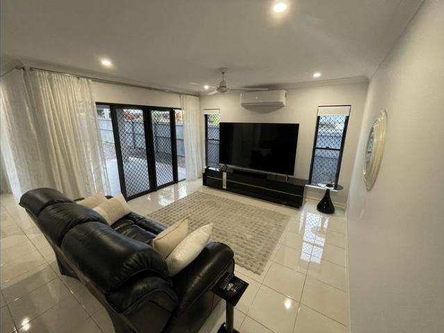 STYLISH MODERN EXECUTIVE FAMILY HOME