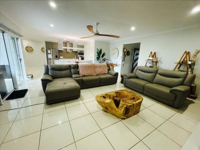 STYLISH MODERN EXECUTIVE HOME PET FRIENDLY WITH GRANNY FLAT