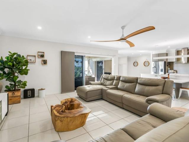 STYLISH MODERN EXECUTIVE HOME PET FRIENDLY WITH GRANNY FLAT
