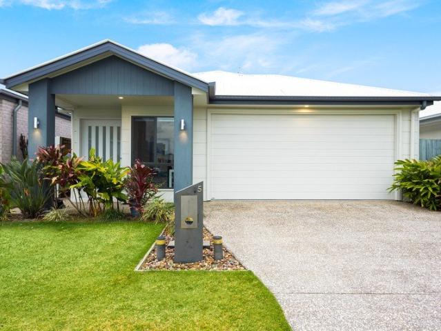 STYLISH MODERN FAMILY HOME WITH HIGH CEILINGS AND A LOW MAINTENANCE LIFESTYLE!